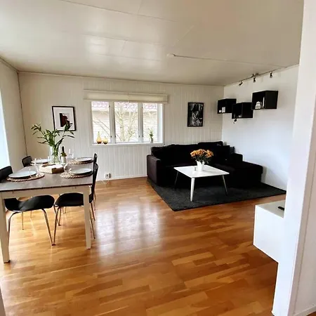 Modern And 3 Beds Free Parking Apartment